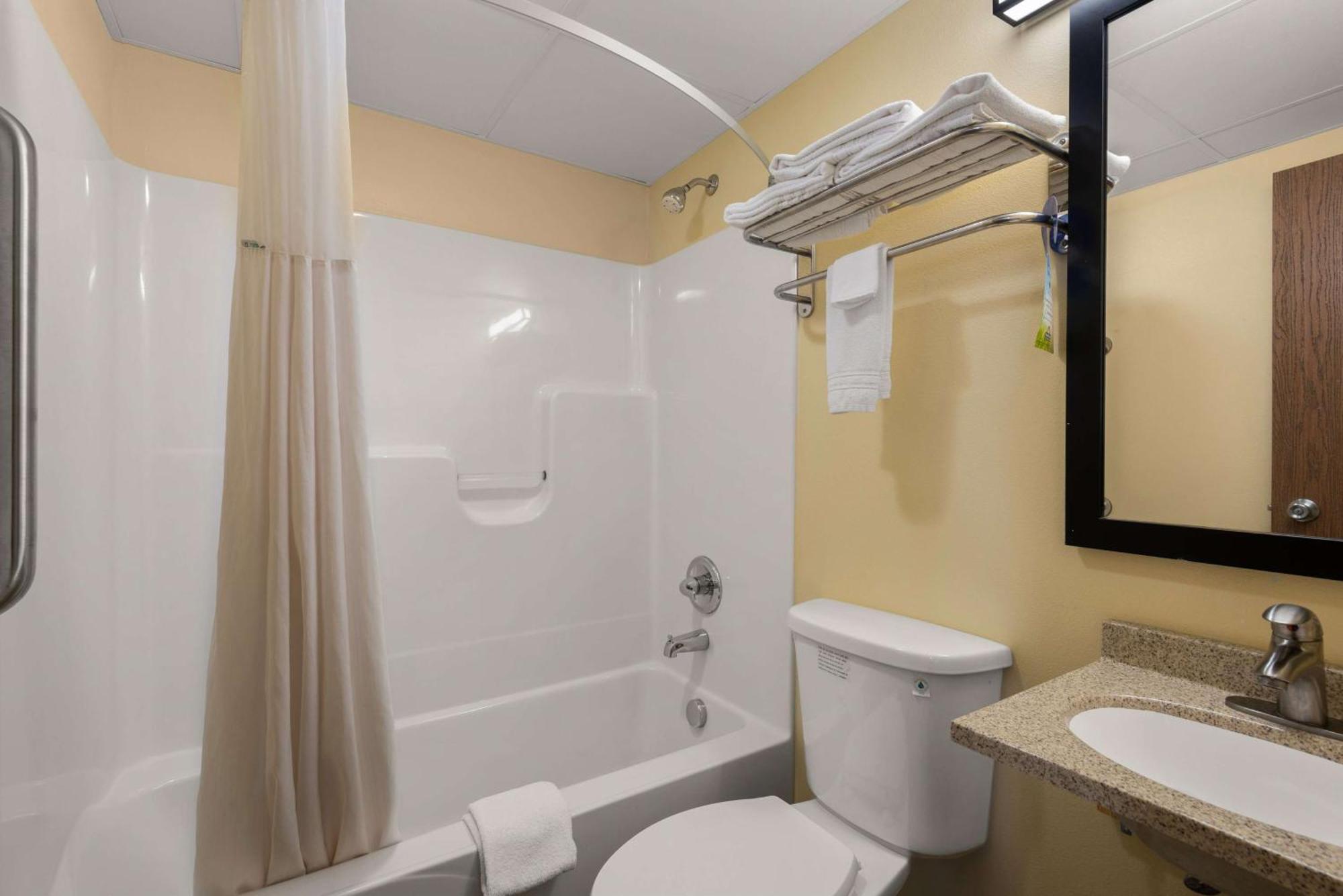 Days Inn By Wyndham Newton Ngoại thất bức ảnh