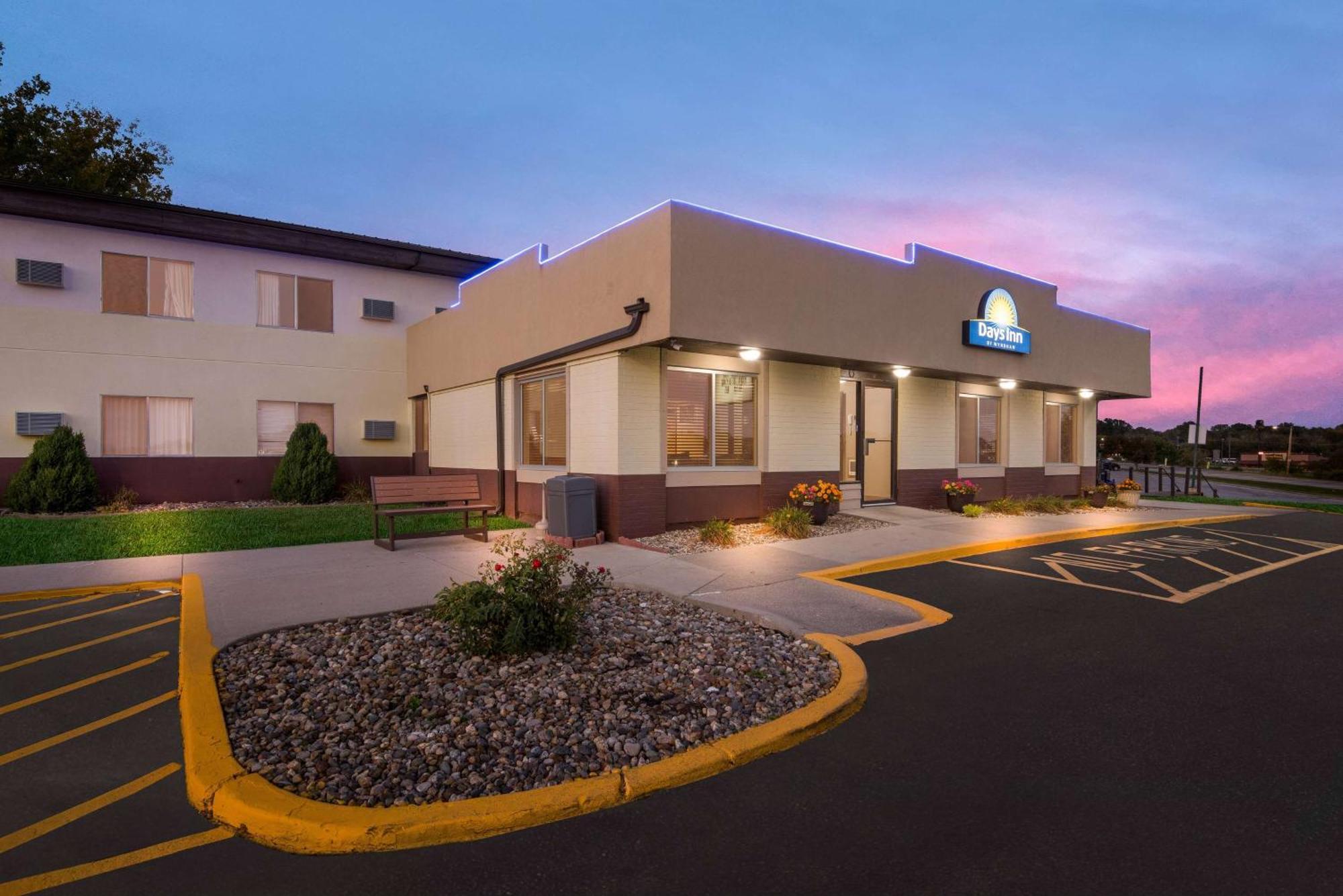 Days Inn By Wyndham Newton Ngoại thất bức ảnh