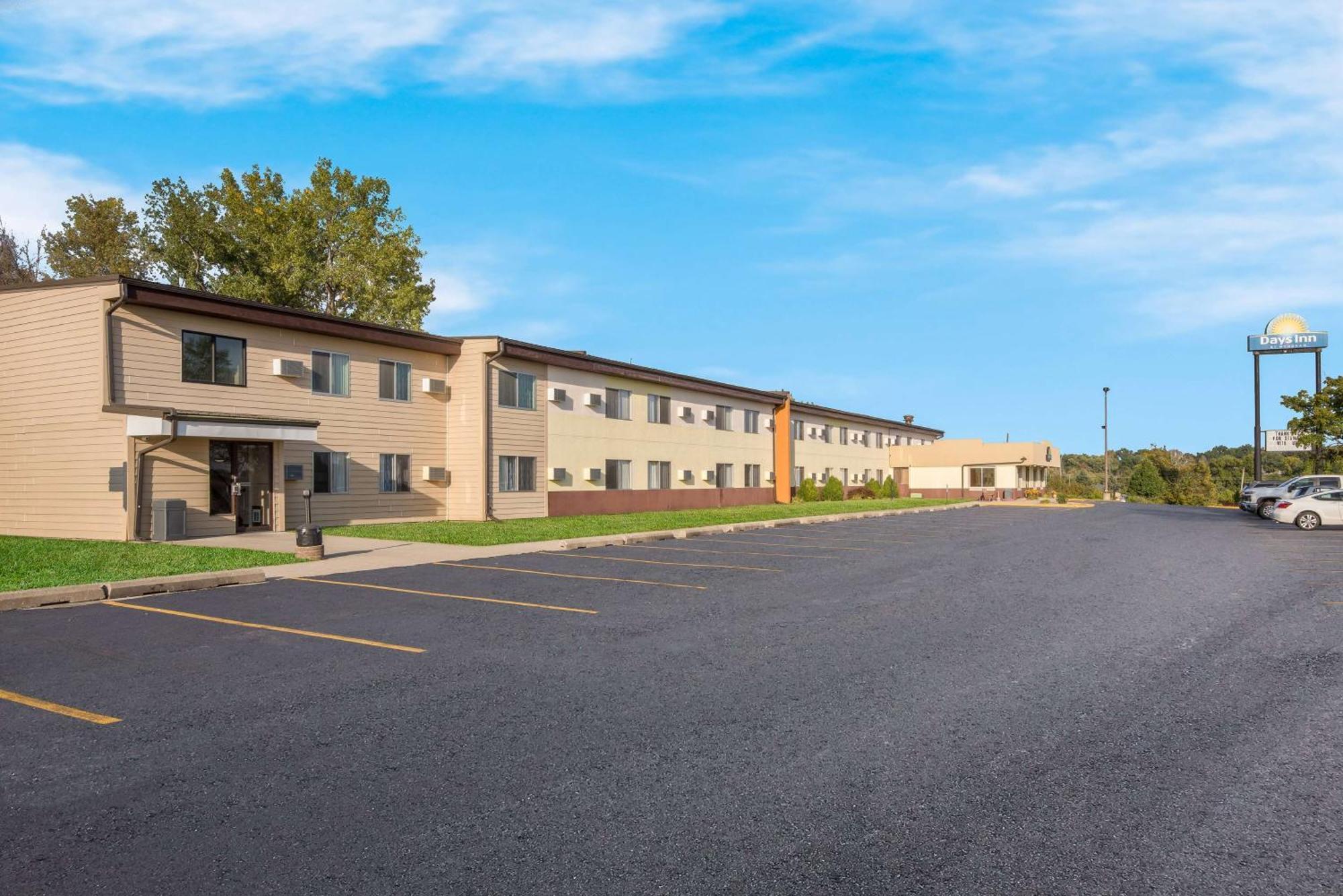 Days Inn By Wyndham Newton Ngoại thất bức ảnh